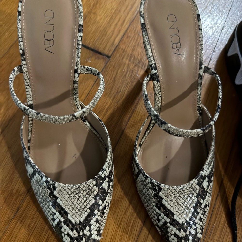 Snake print really cute heels women 7 1/2 never worn